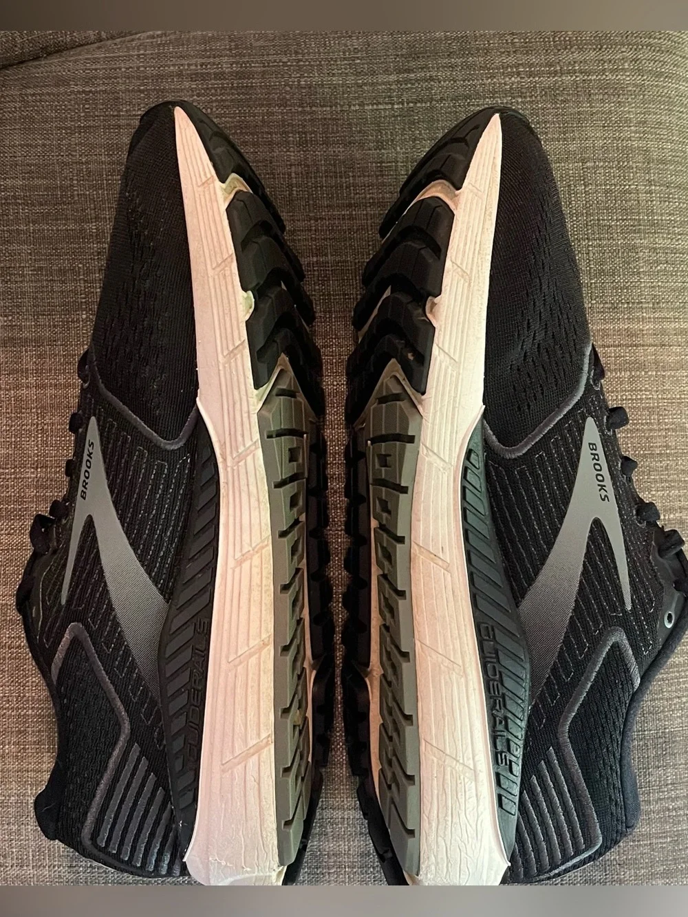 Brooks beast 20 men’s running shoes/black/10D